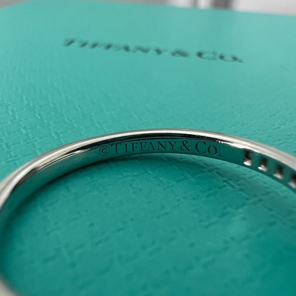 Beautiful V ring - Picture 10 of 14